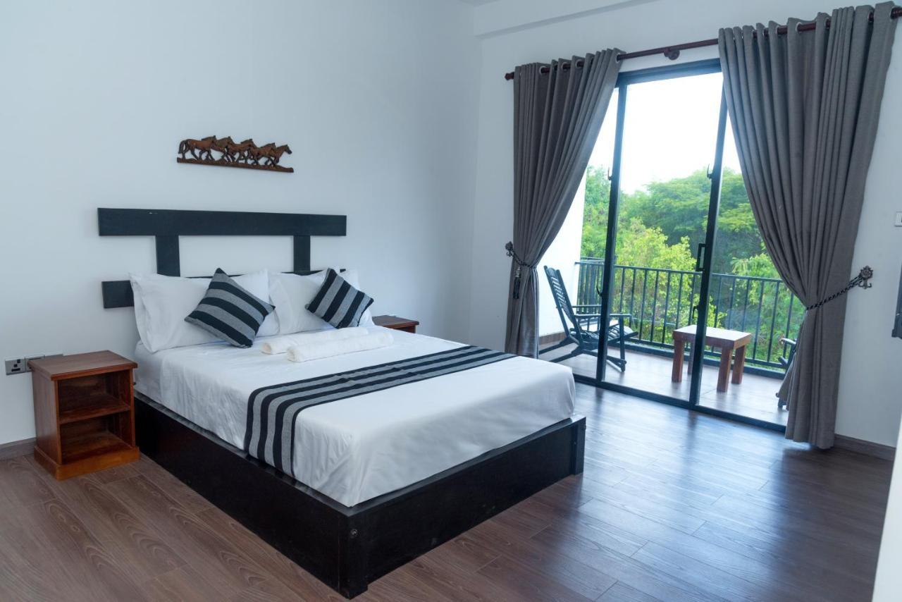 Black Mustang Hotel Dambulla Esterno foto